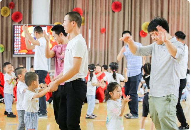 幼儿园花式送娃场面，家长的高兴劲过于明显，终于可以放飞自我