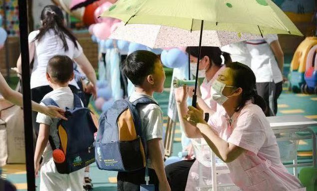 幼儿园花式送娃场面，家长的高兴劲过于明显，终于可以放飞自我