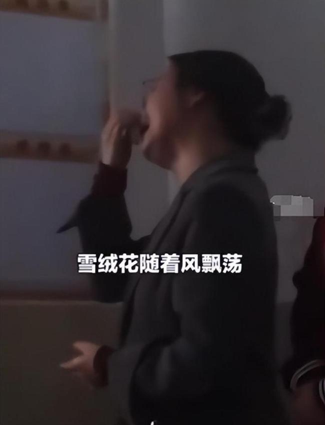 高三学生送生日祝福，老师哭得像孩子，这不比送礼物更有意义？