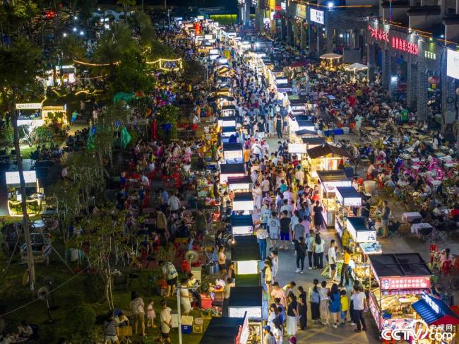 Wuzhou, Guangxi : El mercado nocturno suburbano está muy iluminado y lleno de turistas