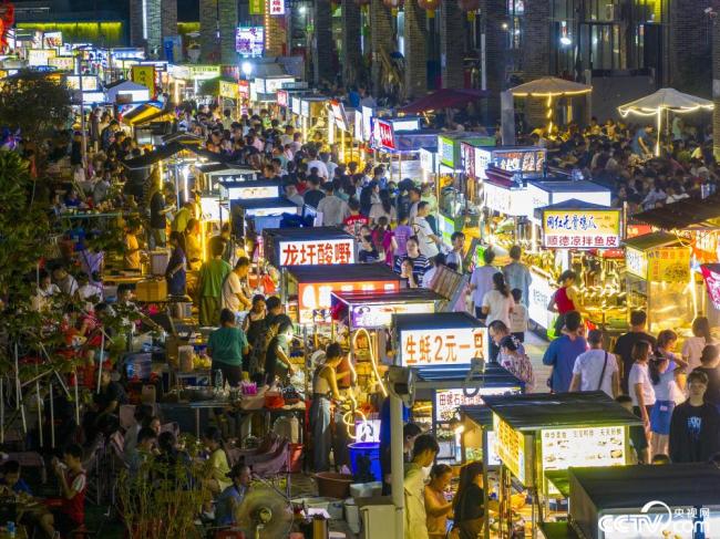 Wuzhou, Guangxi: La noche suburbana el mercado está muy iluminado Multitud de turistas