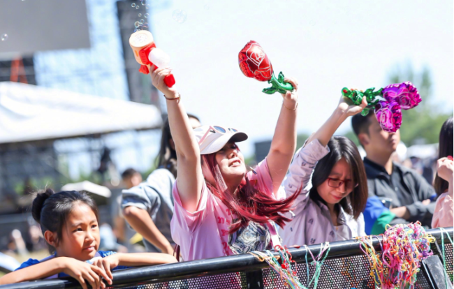 中旬の初日-秋祭りの休日 大運河音楽祭は数万人の観客を魅了し、夜まで歌い続けます。