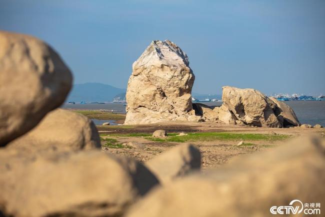 El lago Poyang cae por debajo del nivel bajo del agua El paisaje de piedra 