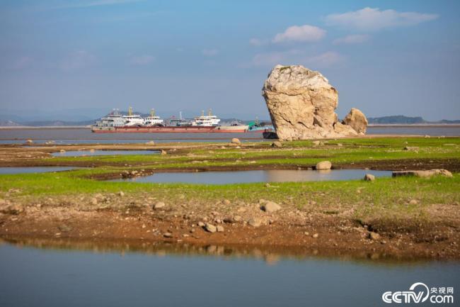 Poyang El lago cayó por debajo del bajo nivel del agua y el paisaje de rocas de sapo 