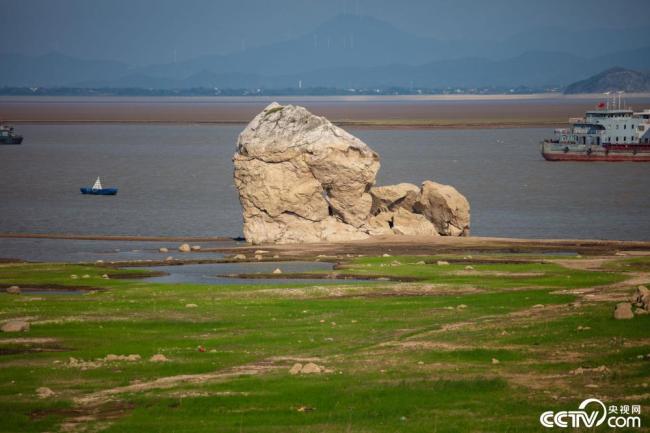 El lago Poyang cayó por debajo del nivel bajo del agua y el paisaje de piedra de sapo 