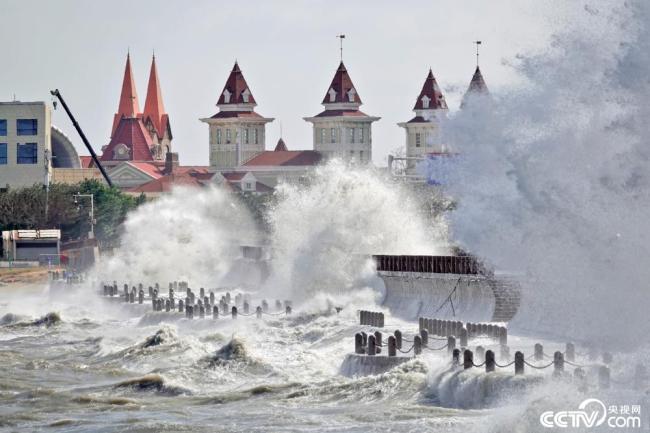 Storm surge hits the seaside in Yantai, Shandong Huge waves