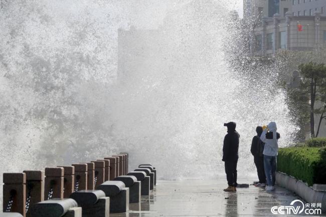 Shandong Yantai encountered a storm surge and huge waves hit the seaside