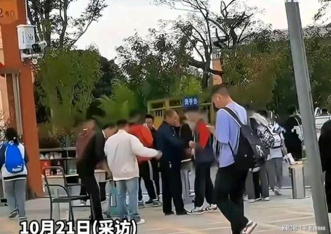 学生周末返校被搜身，学校要防什么？媒体：这是懒政思维