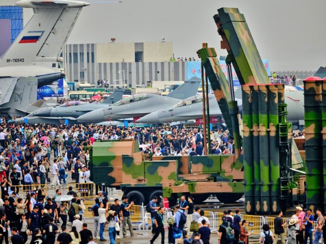 2024年11月13日，广东珠海，第十五届中国航展第二日，尽管遭遇阴雨天气，但依然是客商云集、场面火爆。