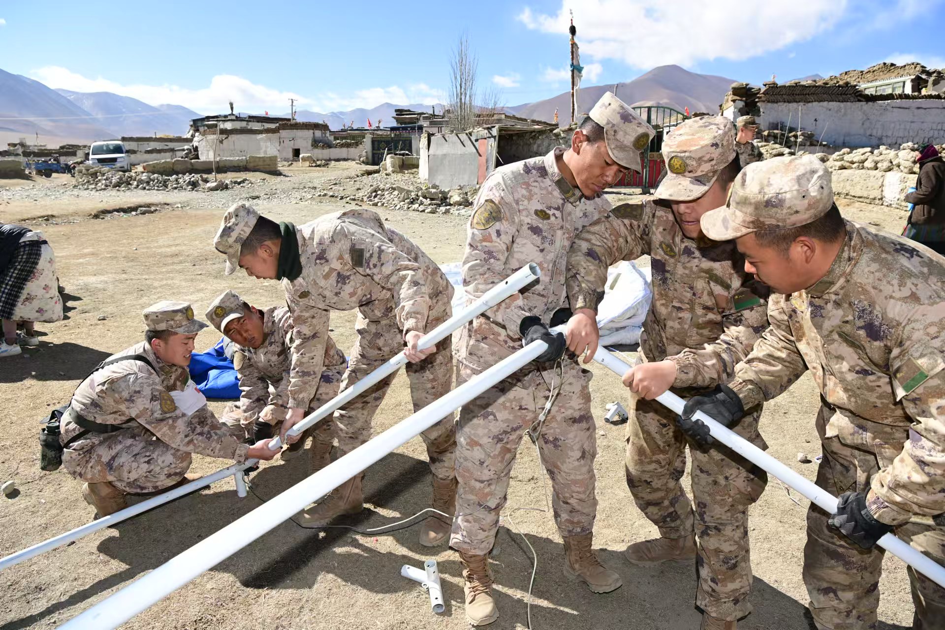 中国の一部の部門チベット軍区の将校と兵士は緊急テントを設置している。