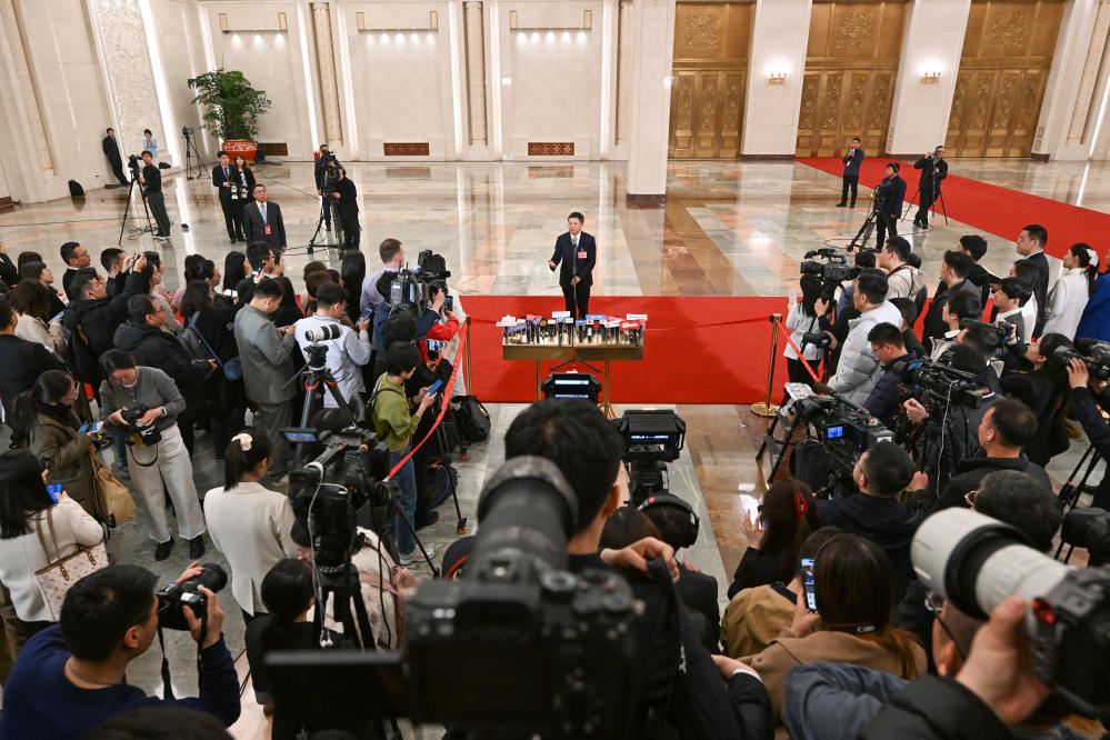  L'activité de la troisième session du 14e Congrès populaire national a eu lieu dans la grande salle du peuple de Pékin. Il s'agit d'une interview avec les médias de Huang Runqiu, ministre de l'écologie et de l'Environnement. Photo de la journaliste de l'agence de presse Xinhua Chen Yehua </p> <p class = 