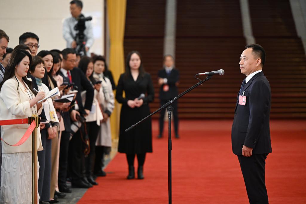  La session du 14e Congrès populaire national a eu lieu dans la grande salle du peuple à Pékin. Il s'agit d'une interview avec les médias du ministre des Ressources en eau Li Guoying. Photo de Xinhua News Agency Reporter Xu Bingjie </p> <p class = 