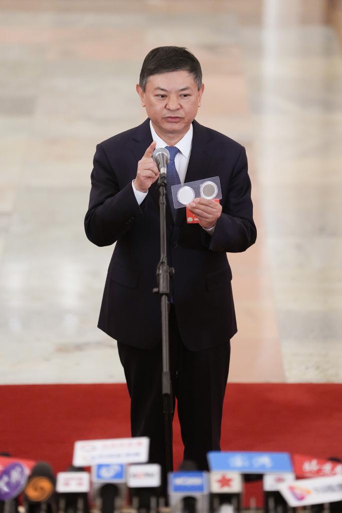  La troisième session du 14e Congrès populaire national a eu lieu dans la grande salle du peuple de Pékin. Il s'agit d'une interview avec les médias de Huang Runqiu, ministre de l'écologie et de l'Environnement. Photo de la journaliste de l'agence de presse Xinhua Chen Yehua </p> <p class = 