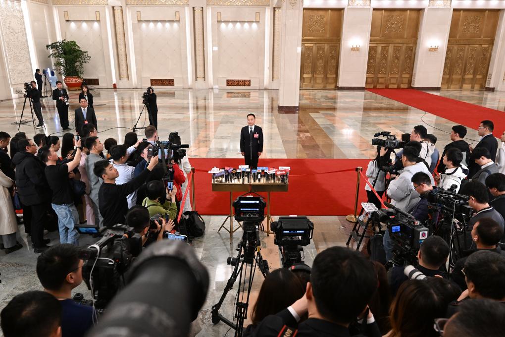  L'activité de la troisième session du 14e Congrès populaire national a eu lieu dans la grande salle du peuple de Pékin. Il s'agit d'une interview avec les médias du ministre des Ressources en eau Li Guoying. Photo de la journaliste de l'agence de presse Xinhua Chen Yehua </p> <p class = 