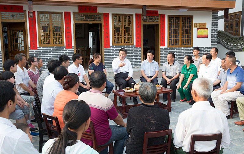 习近平在遵义县枫香镇花茂村同村民座谈。