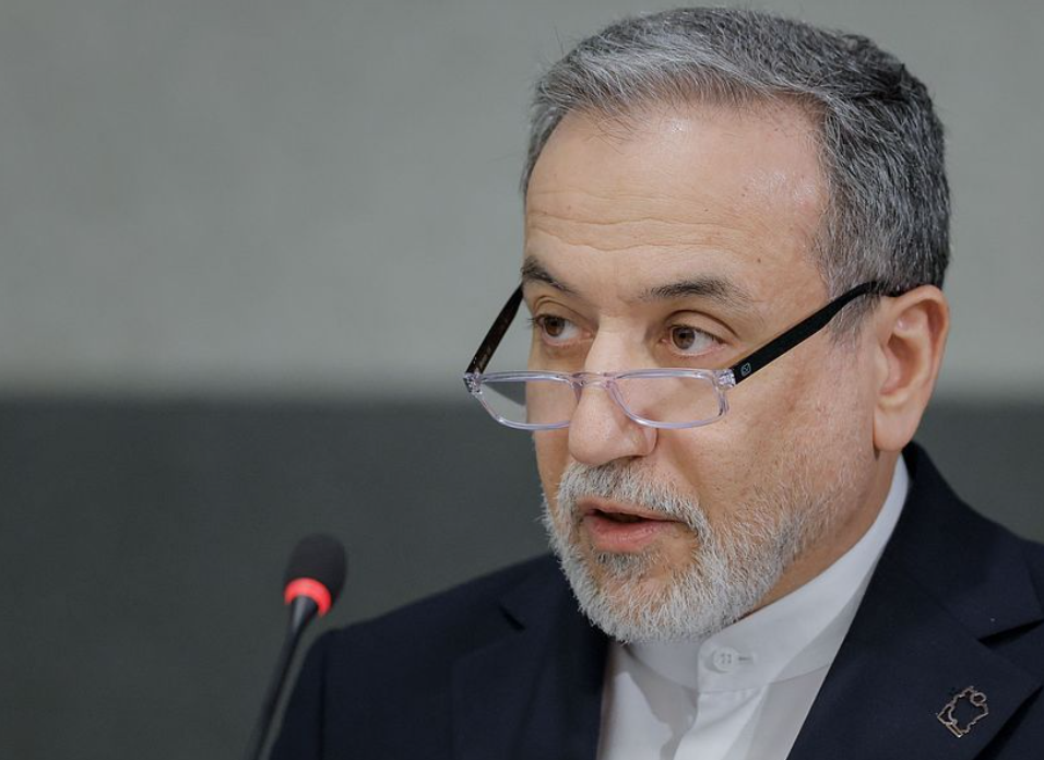 霍尔木兹海峡航运受阻根源在美以军事行动 