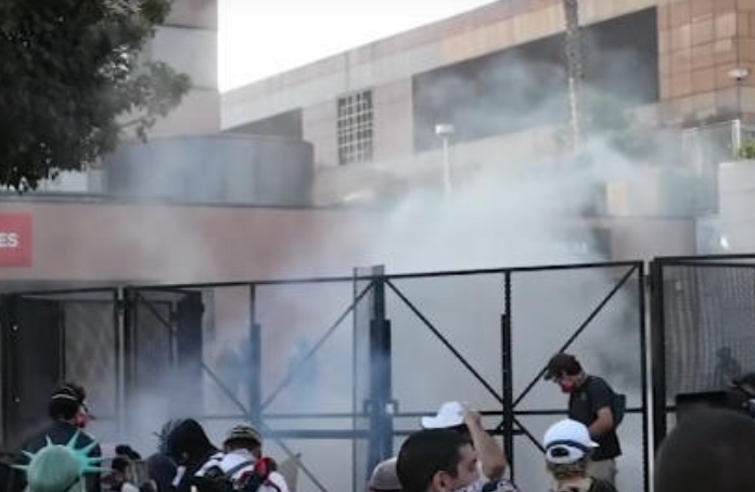 美国洛杉矶爆发大规模抗议活动 